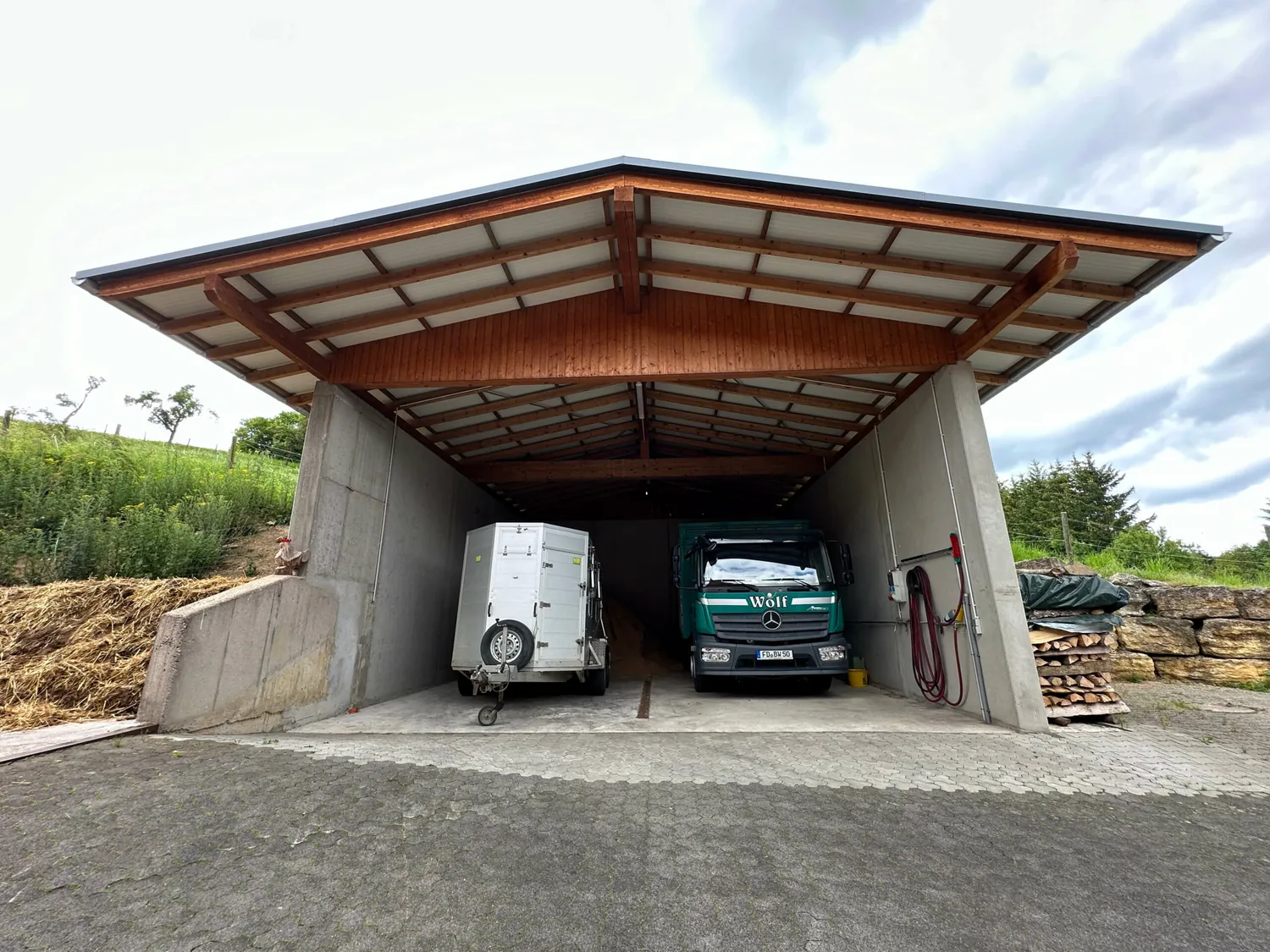 Fahrzeughalle der Viehhandlung Wolf mit LKW und Anhänger