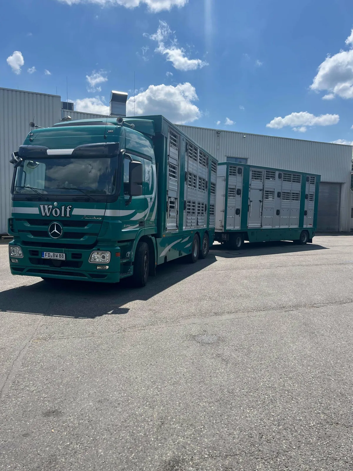 LKW der Viehhandlung Wolf unter dramatischem Abendhimmel