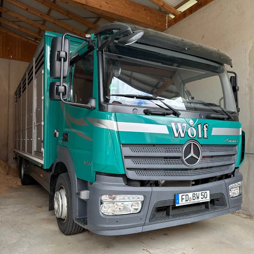 Kleiner grüner LKW der Viehhandlung Wolf in der Halle