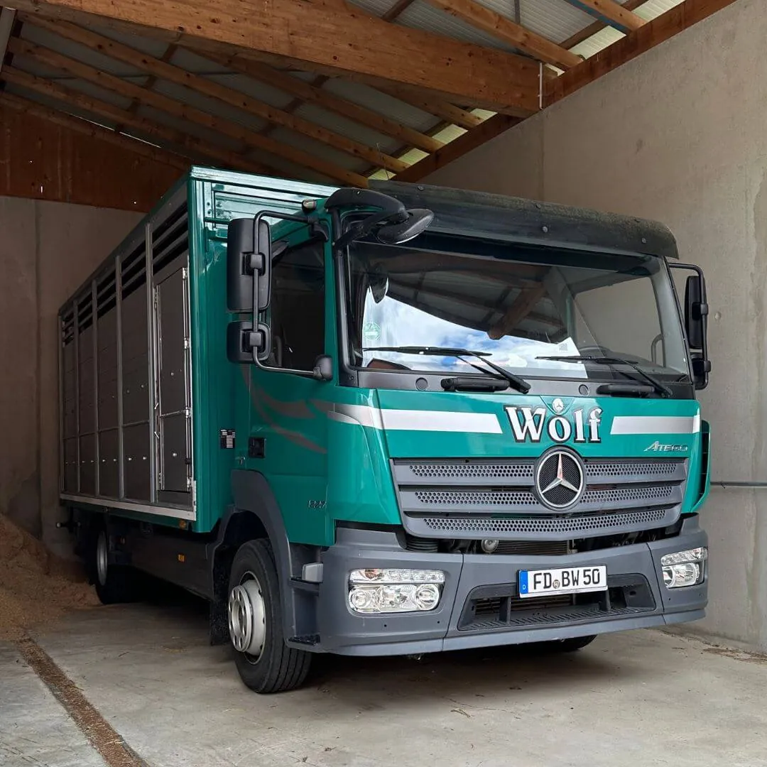 Kleiner LKW der Viehhandlung Wolf in der Holzhalle